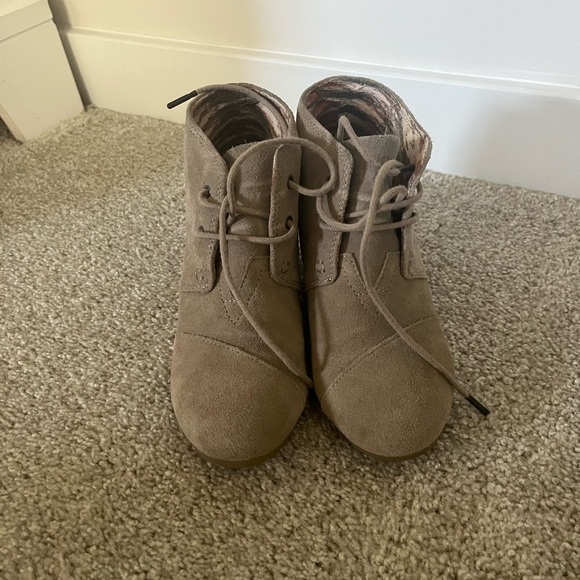 TOMS size 7 Like New - Picture 5 of 6